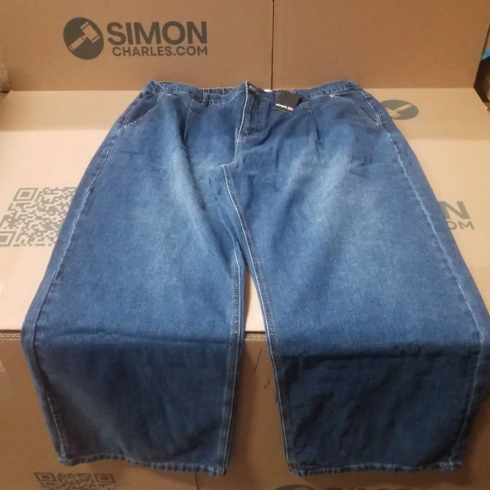 BOX CONTAINING APPROXIMATELY 7 BRAND NEW SIMPLY BE MID BLUE PLEAT DETAIL WIDE LEG JEANS - SIZE 20R