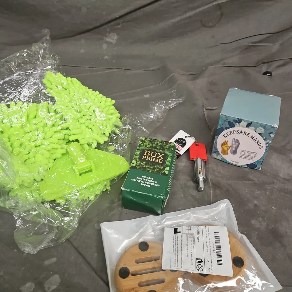 APPROXIMATELY 15 ASSORTED HOUSEHOLD ITEMS TO INCLUDE KEEPSAKE HANDS, BUX PRIME, MOP HEADS ETC