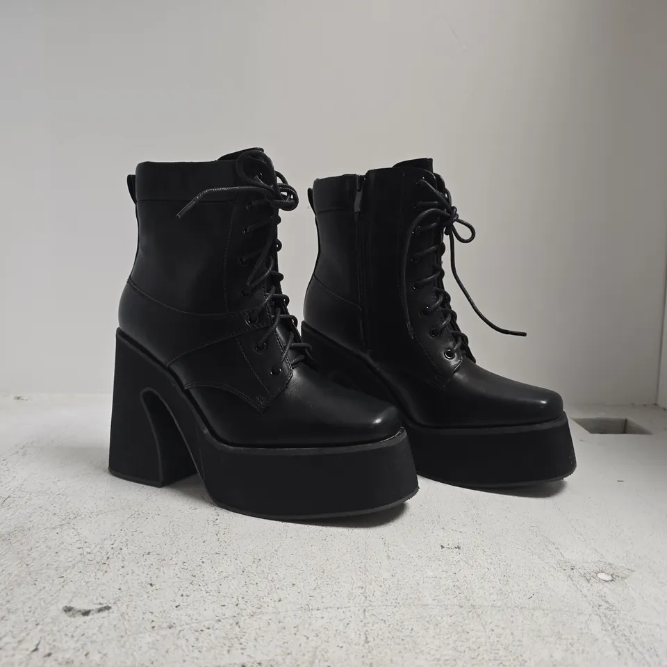 BOXED PAIR OF SEDAI PLATFORM BLOCK HEEL ANKLE BOOTS IN BLACK SIZE 6