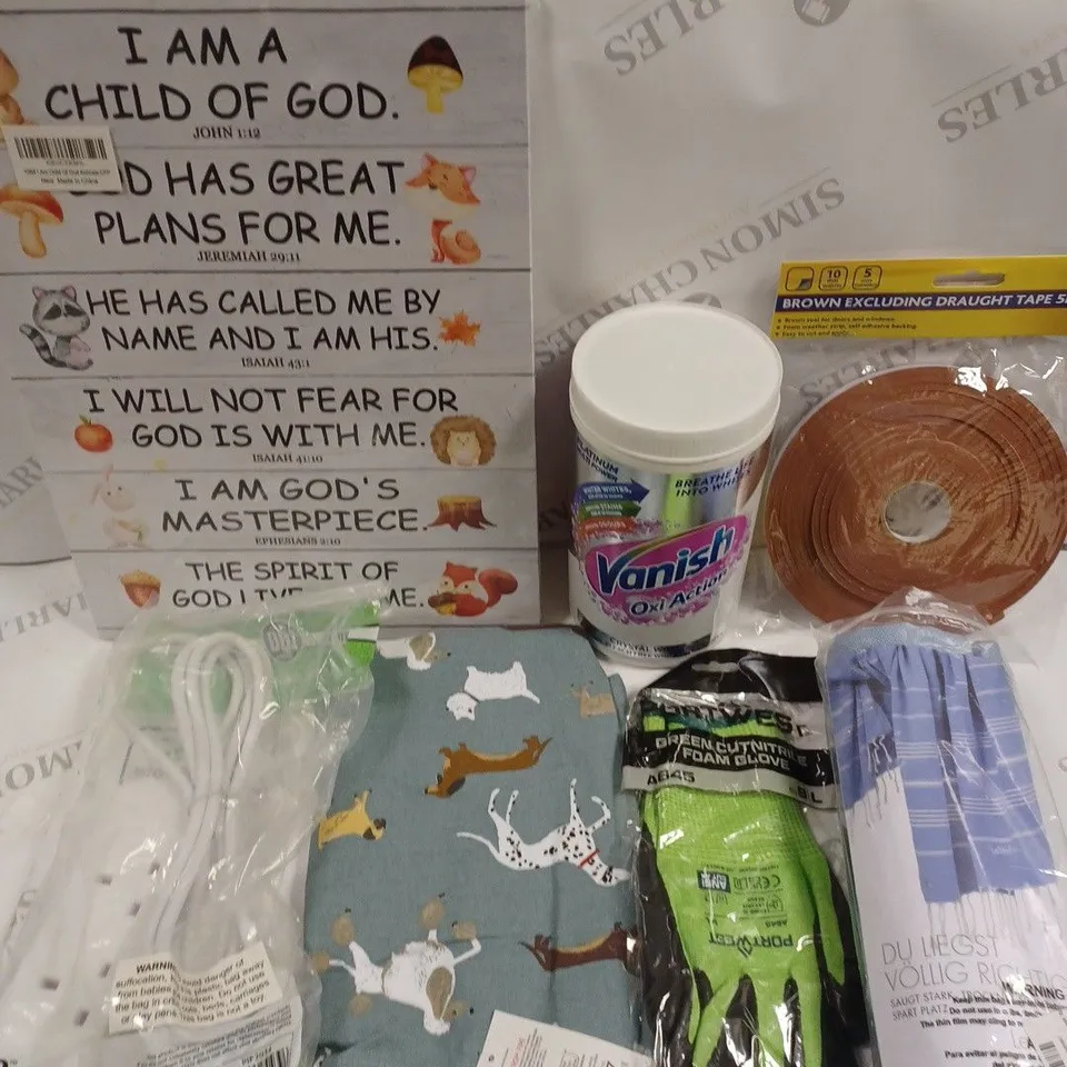 APPROXIMATELY 10 ASSORTED HOUSEHOLD PRODUCTS TO INCLUDE PROTECTIVE GLOVES, DOG THEMED APRON, EXTENSION LEAD ETC 