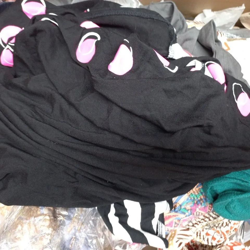 APPROXIMATELY 20 ASSORTED CLOTHING AND FASHION PRODUCTS IN VARIOUS STYLES AND SIZES - COLLECTION ONLY