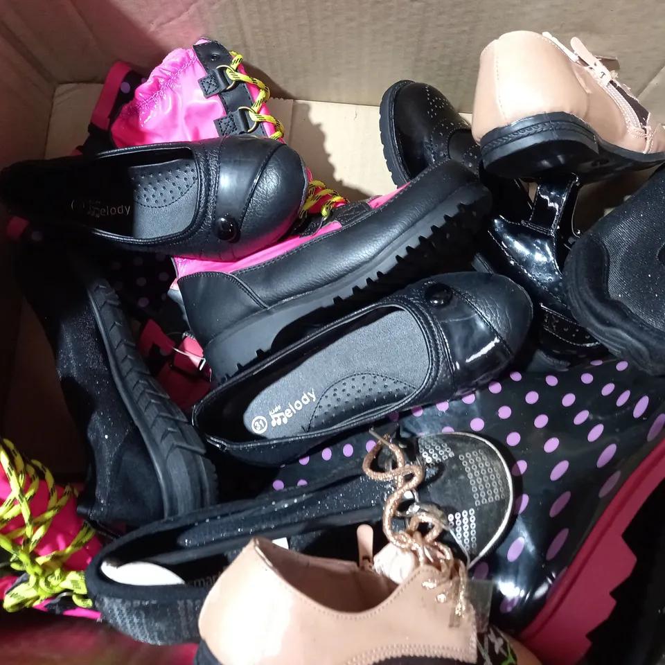 APPROXIMATELY 10 PAIRS OF ASSORTED KIDS SHOES IN VARIOUS STYLES AND SIZES 