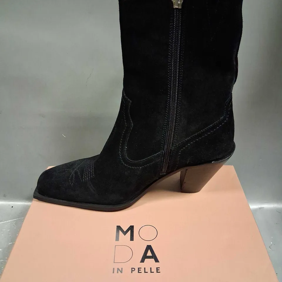 BOXED MODA IN PELLE BRISTINA BLACK NUBUCK ANKLE BOOT WITH CROSS STRAP SIZE 6