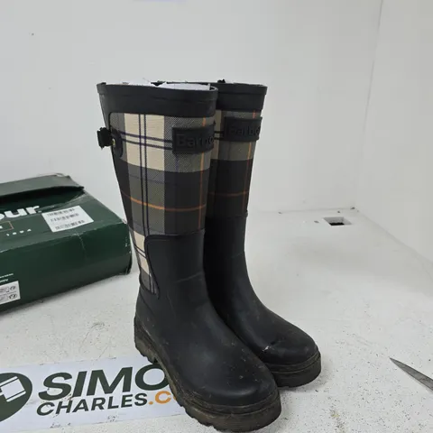 BARBOUR WELLINGTON BOOTS – BLACK RUBBER LOWER WITH TARTAN PLAID SHAFT, UK 6