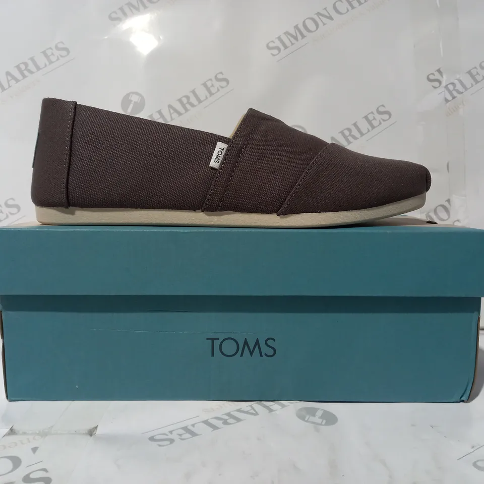 BOXED PAIR OF TOMS ALPARGATA COTTON CANVAS SHOES IN ASH UK SIZE 8