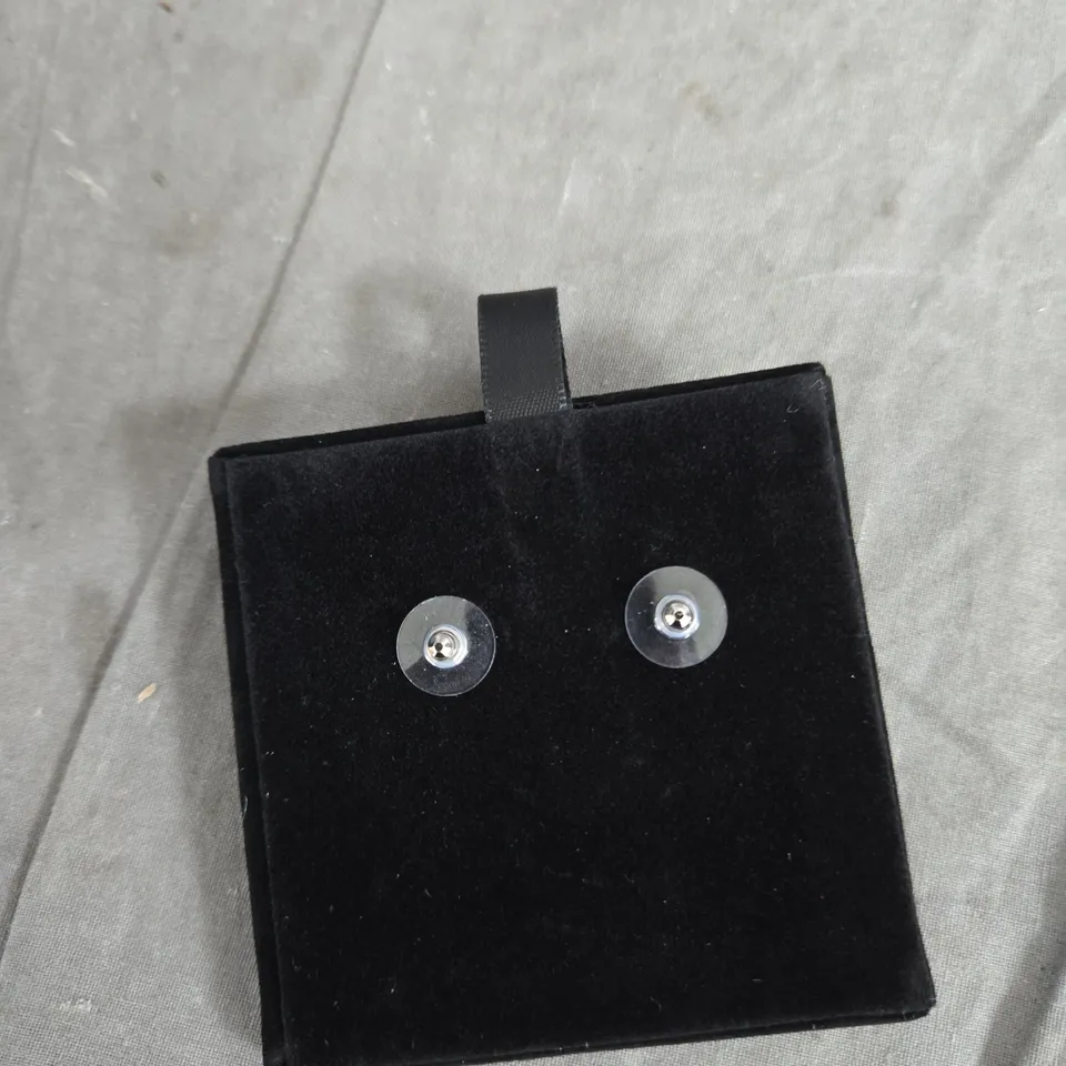 BUTLER & WILSON CRYSTAL FLOWER EARRINGS – BOXED 