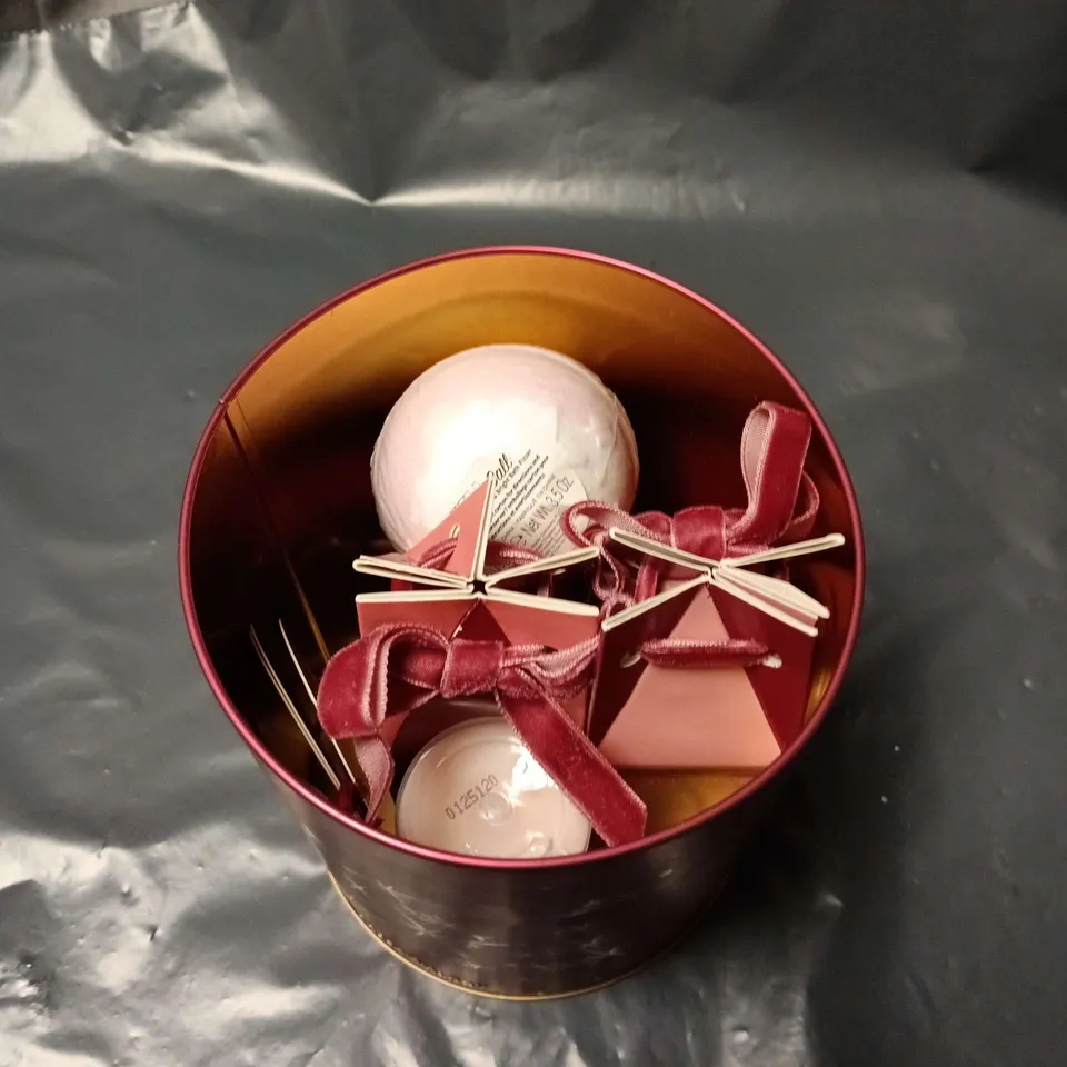 SOAP & GLORY GIFT TIN – BATH & BODY SET (PINK & GOLD)
