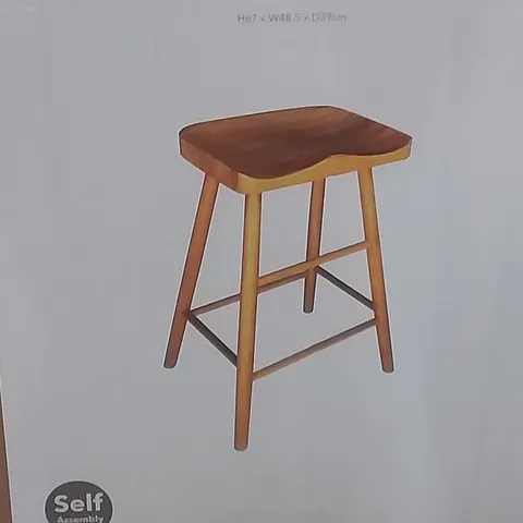 BOXED LOXWOOD BAR STOOL IN SOLID OAK - H67 X W48.5 X D39 CM