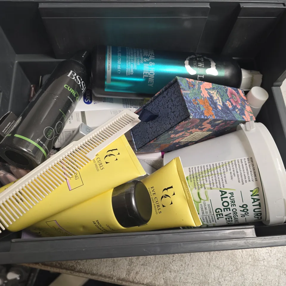 APPROXIMATELY 15 ASSORTED HEALTH & BEAUTY PRODUCTS TO INCLUDE DR MELAXIN CALCIUM, THE ORDINARY SOLUTION, EVE CURLS HYDRATING CURL CONDITIONER, ETC - COLLECTION ONLY