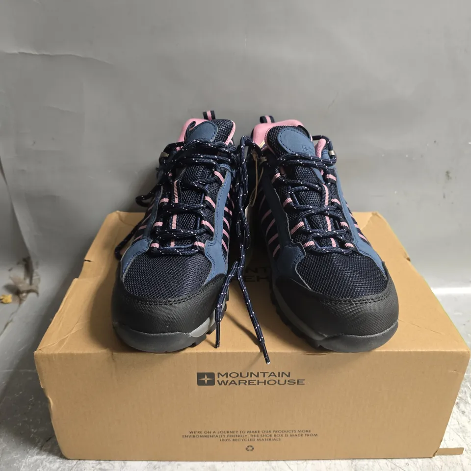 BOXED PAIR OF MOUNTAIN WAREHOUSE PATH WOMENS OUTDOOR WATERPROOF WALKING BOOTS IN NAVY - UK 4