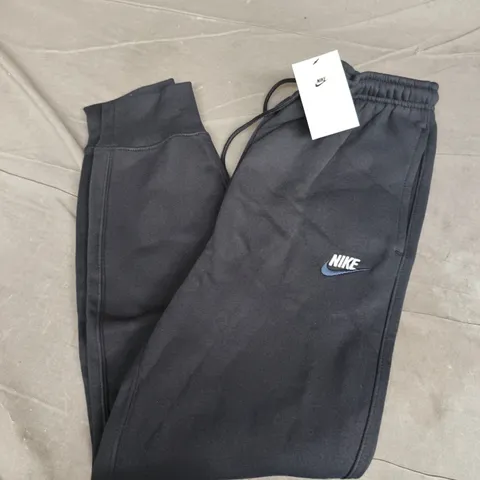 NIKE STANDARD FIT TAPER LEG REGULAR LENGTH JOGGERS IN BLACK - MEDIUM