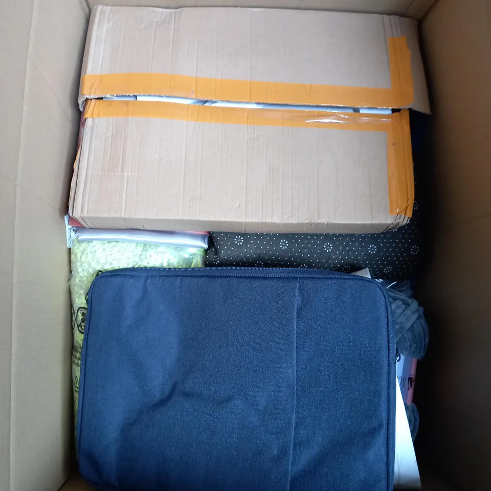 BOX OF APROXIMATELY 12 ASSORTED HOUSEHOLD ITEMS TO INCLUDE BLANKETS , PILLOW CASES , LED LIGHTS , ETC 