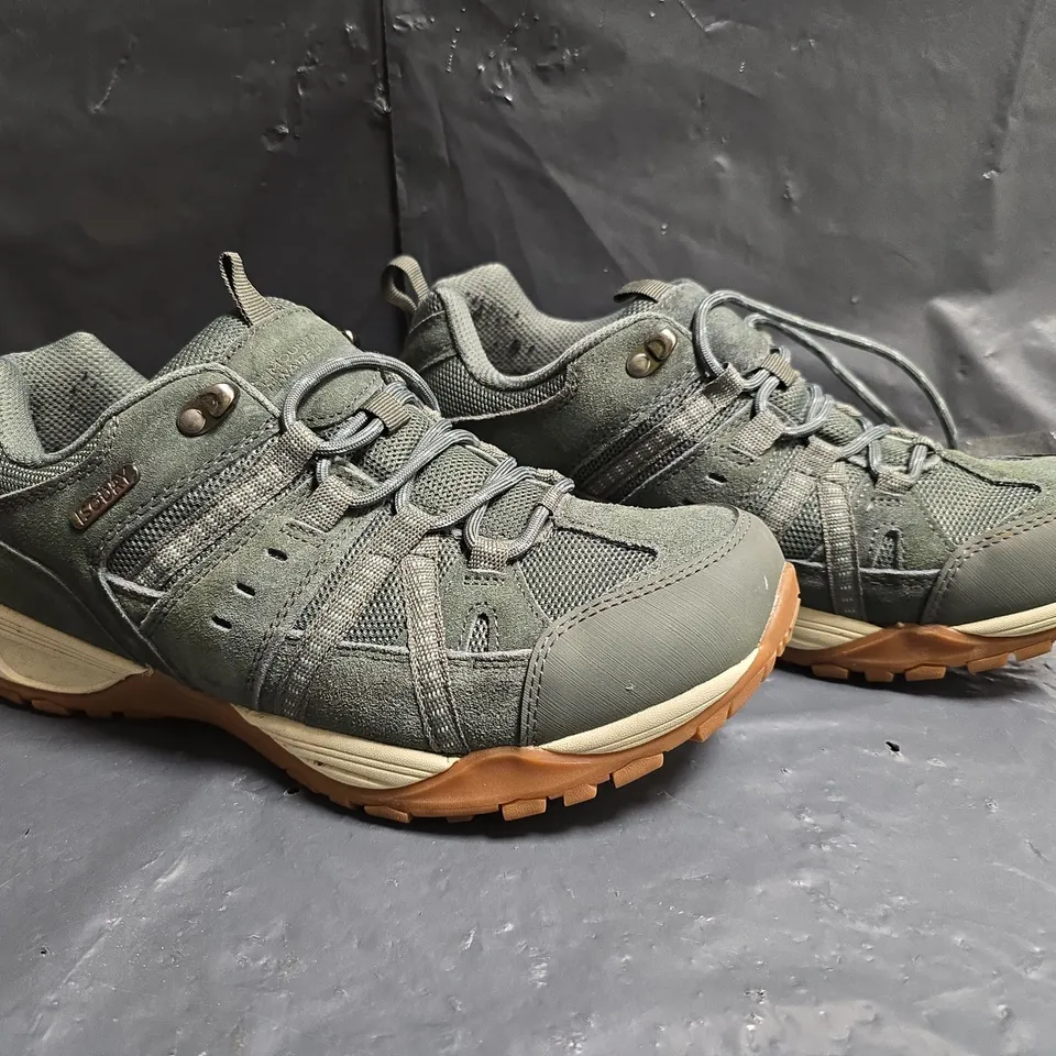 BOXED PAIR OF MOUNTAIN WAREHOUSE DIRECTION II WIDE FIT WATERPROOF WALKING SHOES IN GREY SIZE UK 8