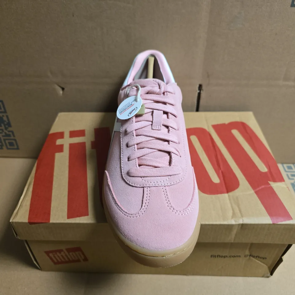 BOXED PAIR OF FITFLOP THE DASH T-TOE SUEDE SNEAKERS IN WARM PINK/URBAN WHITE - UK 7