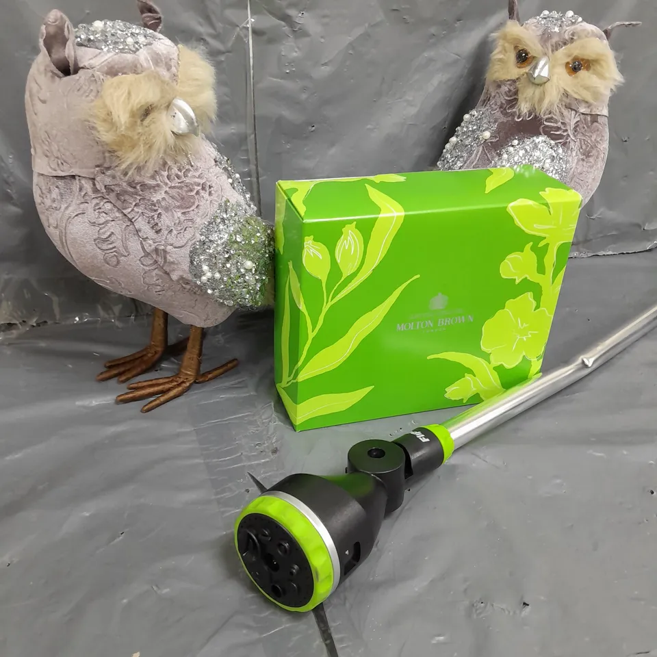 APPROXIMATELY 10 ASSORTED ITEMS TO INCLUDE FLIPO HOSE HEAD, OWL ORNAMENTS, MOLTON BROWN SET, ETC
