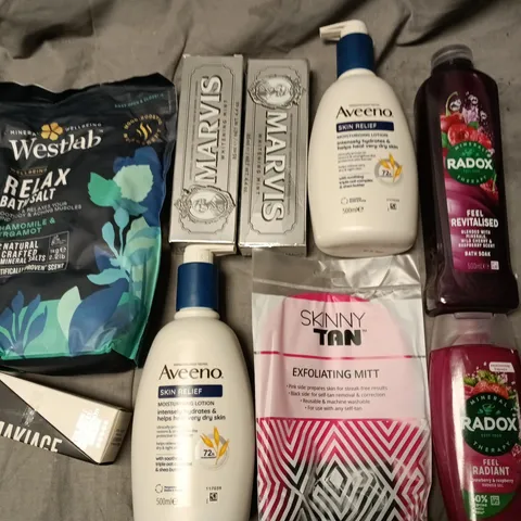 LOT OF APPROXIMATELY 17 ASSORTED HEALTH AND BEAUTY ITEMS TO INCLUDE WESTLAB BATH SALTS, AVEENO SKIN RELIEF AND RADOX BATH SOAK