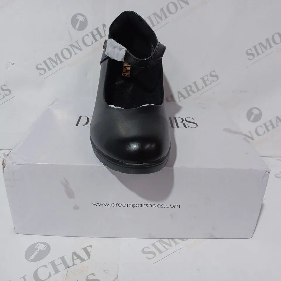 BOXED PAIR OF DREAMPAIRS CLOSED TOE LOW BLOCK HEEL SHOES IN BLACK UK SIZE 4