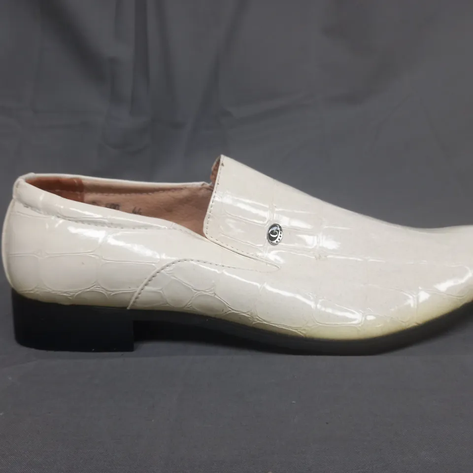 BOXED PAIR OF W.S SLIP ON SHOES IN WHITE EU SIZE 44