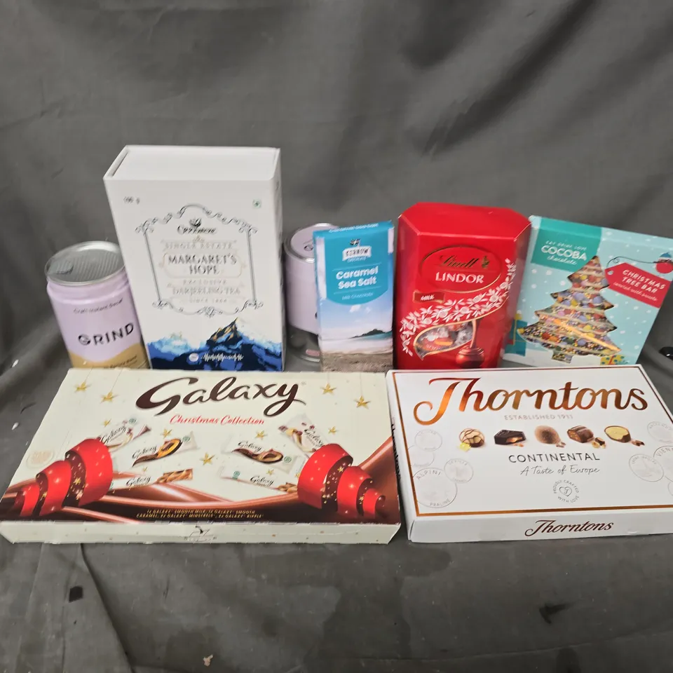 APPROXIMATELY 12 ASSORTED FOOD & DRINK ITEMS TO INCLUDE GALAXY CHRISTMAS COLLECTION, GRIND SMOOTH BARISTA BLEND, LINDT LINDOR, ETC - COLLECTION ONLY