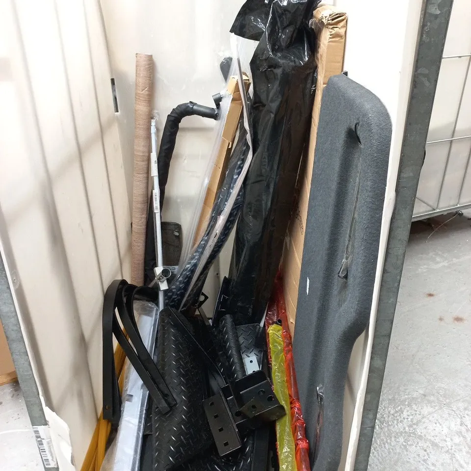 CAGE OF ASSORTED METAL FITTINGS, POLES AND TOOLS TO INCLUDE ROLL OF FELT, WEED BRUSH, VARIOUS PLASTIC TRIMS AND METAL GARDEN RACKS