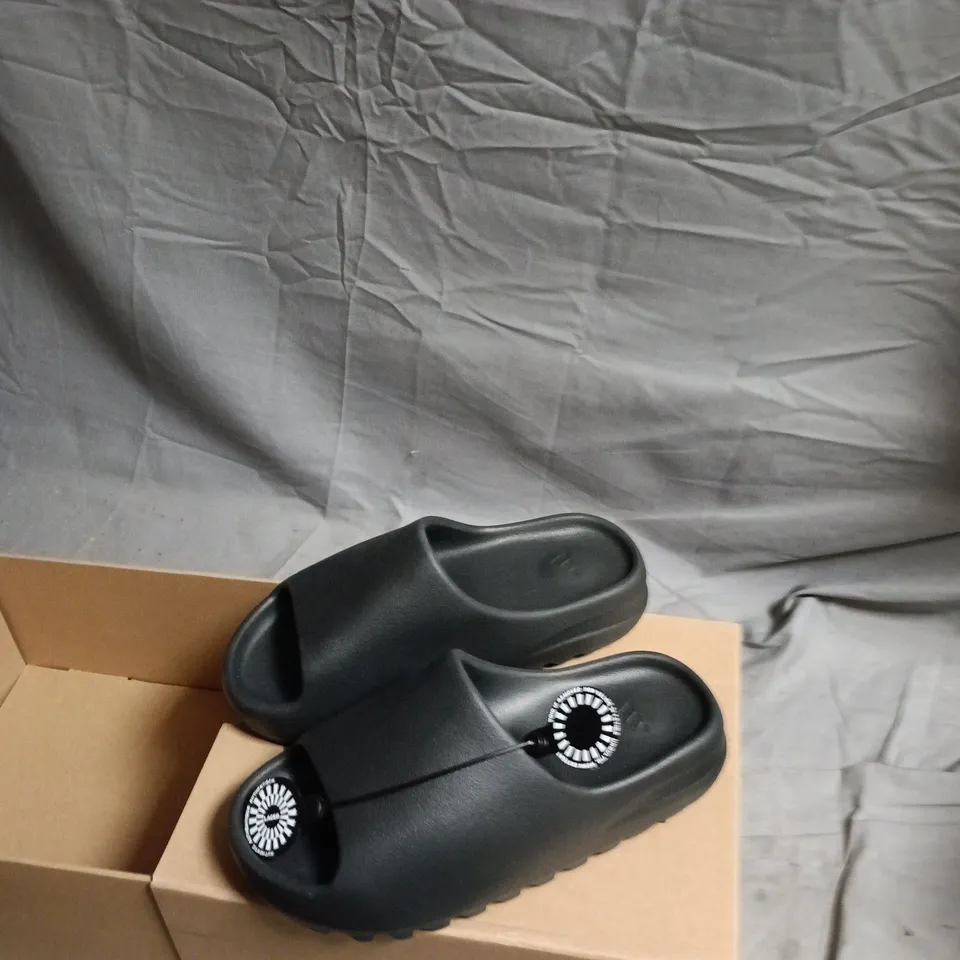 ADIDAS YEEZY SLIDE – BLACK, UK 8