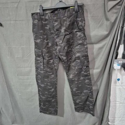 KRUZE DENIM CAMOUFLAGE CARGO PANTS – MEN'S UK 34R, STYLE KZ116 (VNT)