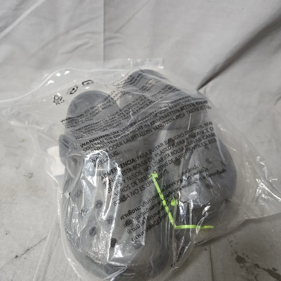 CROCS CLASSIC PLATFORM CLOG – BLACK, WOMEN'S UK 3 (US 5, EU 34-35)