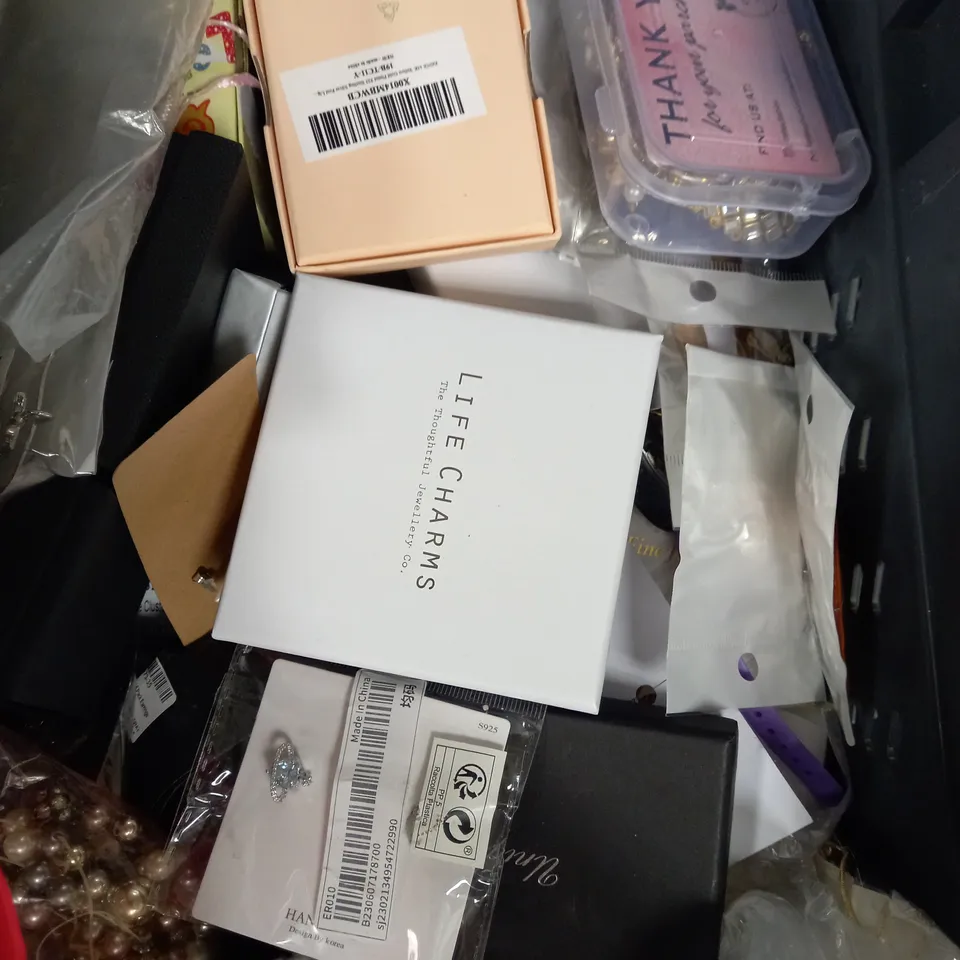 BOX OF APPROXIMATELY 30 ASSORTED JEWELLERY ACCESSORIES TO INCLUDE WATCHES, RINGS, BRACELETS ETC 