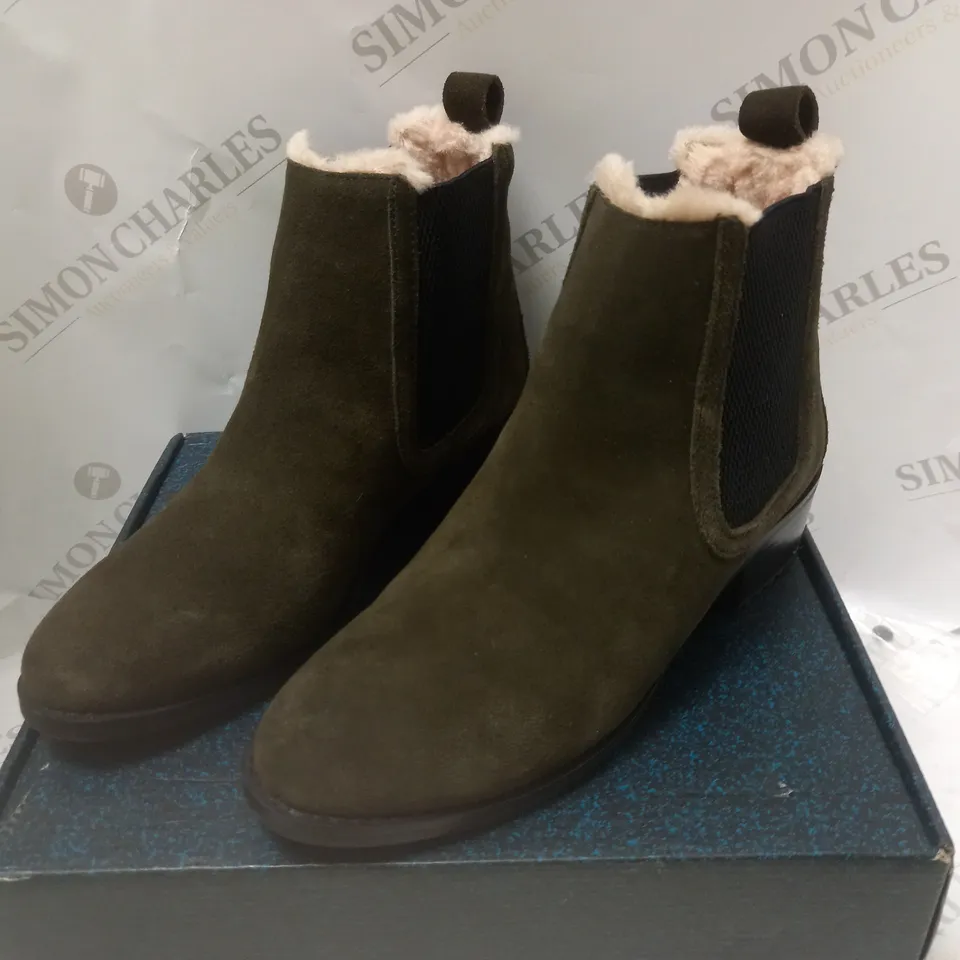 BOXED DARK OLIVE ANHKLE BOOT- SIZE 9