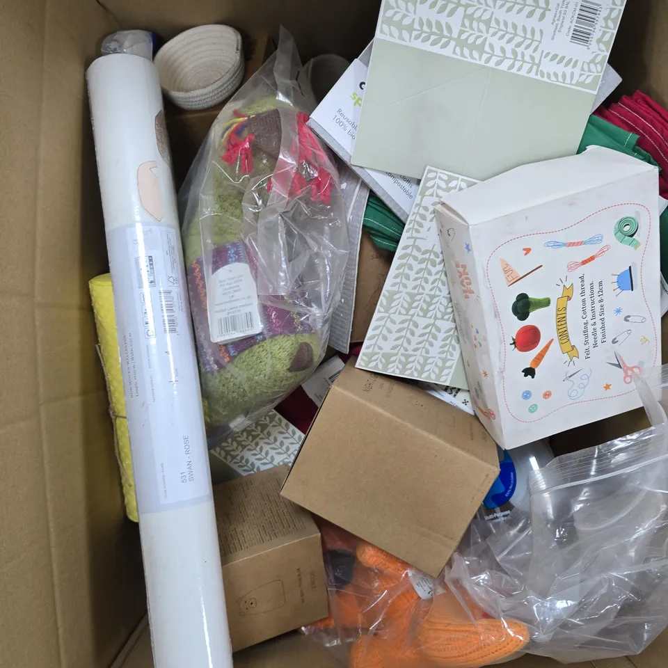 APPROXIMATELY 20 ASSORTED HOUSEHOLD PRODUCTS TO INCLUDE WALLPAPER, STORAGE DISH, NIGHT LIGHT ETC 