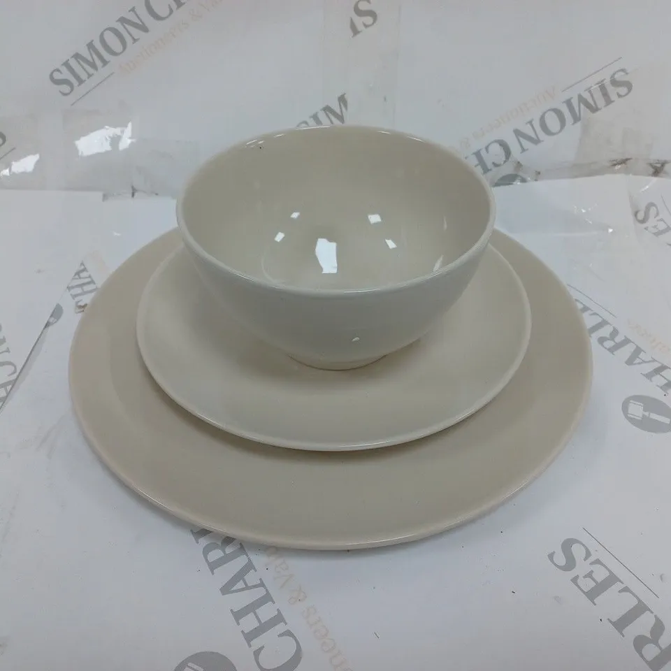 BRAND NEW BOXED CESIRO 18 PIECE DINNERWARE SET TO INCLUDE LARGE PLATE, SMALL PLATE, BOWL - COLLECTION ONLY