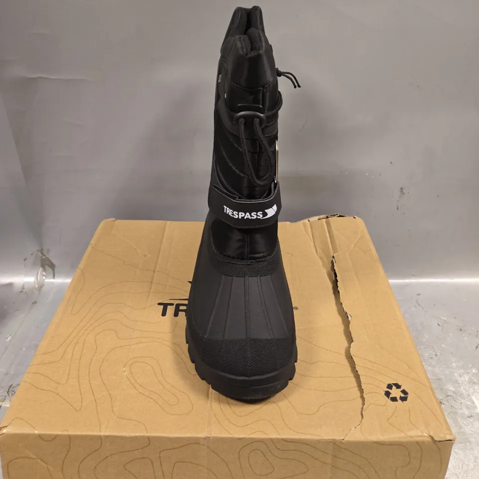 BOXED PAIR OF DODO 20 ADULT SNOW BOOTS - 7