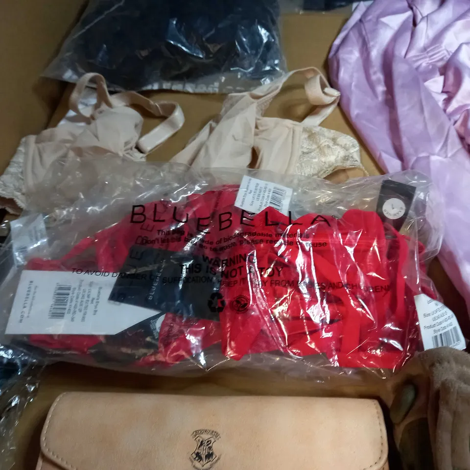 LOT OF APPROX 20 ASSORTED CLOTHING ITEMS VARYING IN SIZE/COLOUR/STYLE TO INCLUDE: TROUSERS, SKIRTS, TOPS