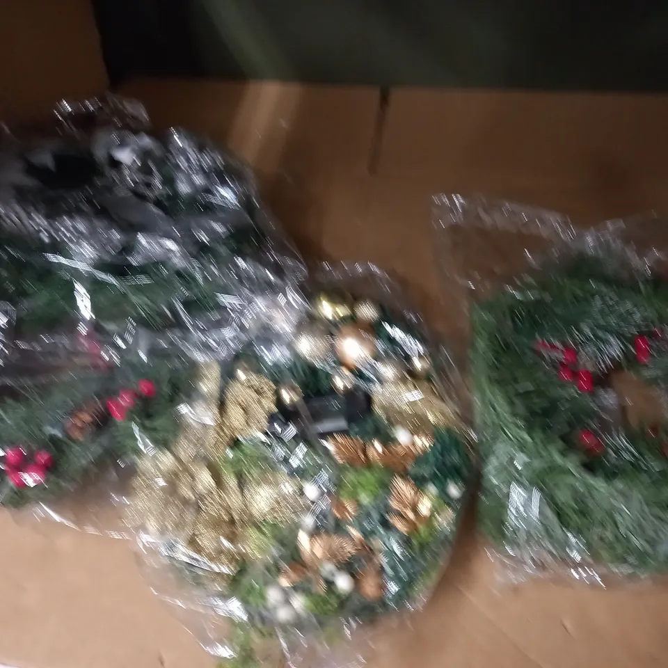 LARGE QUANTITY OF ASSORTED CHRISTMAS DECORATIONS INCLUDES VARIOUS GARLANDS AND WREATHS / COLLECTION ONLY