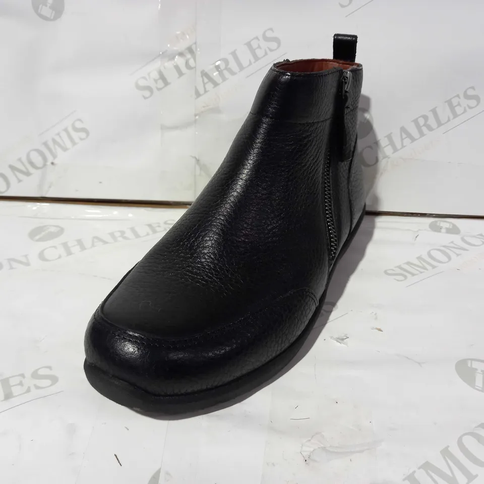 BOXED PAIR OF VIONIC LOIS BOOTS IN BLACK UK SIZE 4.5