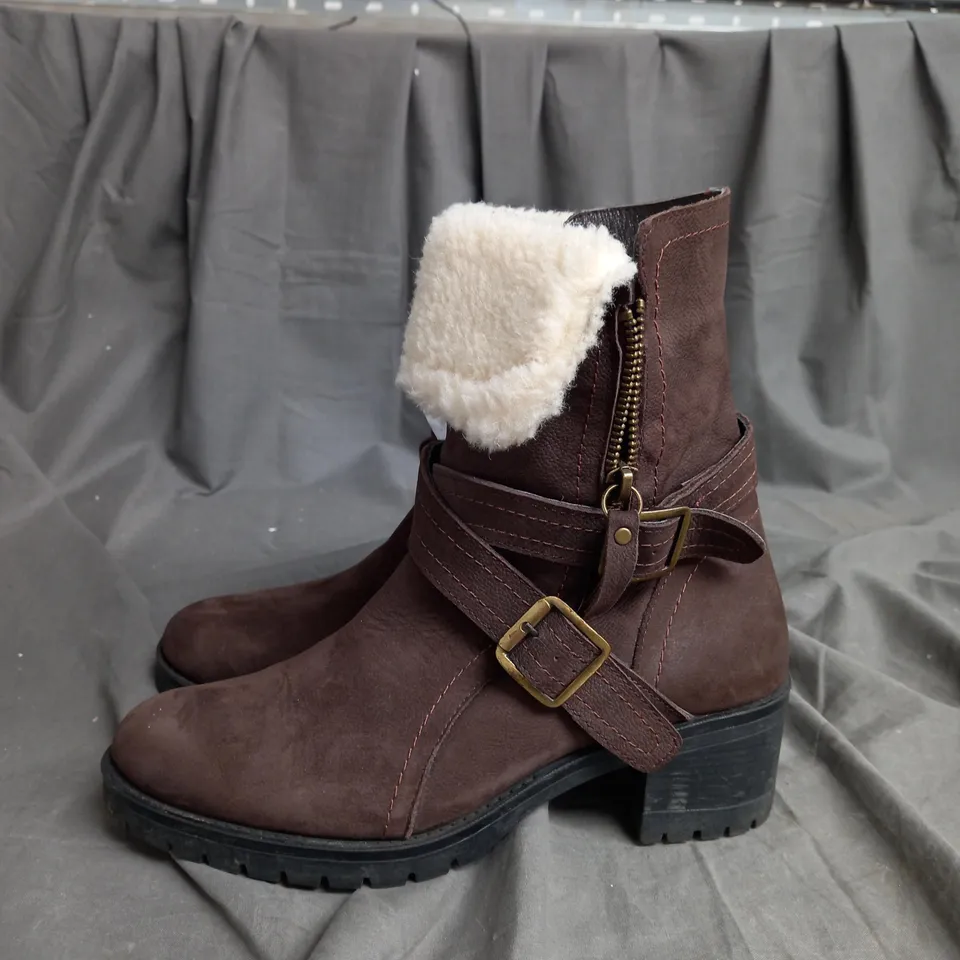 BOXED RUTH LANGSFORD CASUAL BOOTS, OAK - SIZE 5