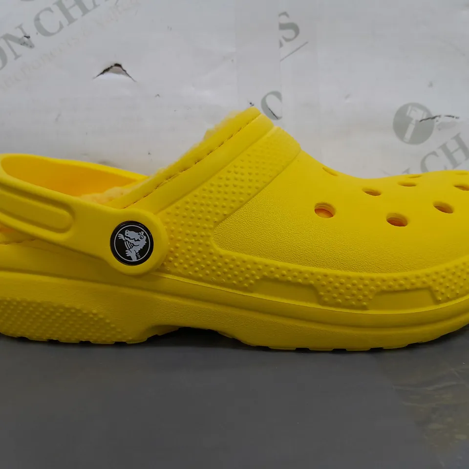 BOXED PAIR OF CROCS CLASSIC LINED CLOGS IN YELLOW UK SIZE M4/W5