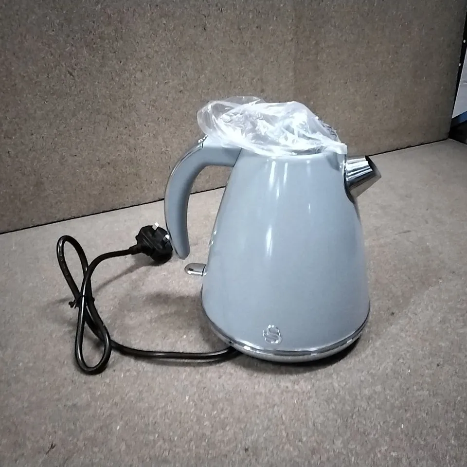 BOXED SWAN RETRO 1.5L JUG KETTLE