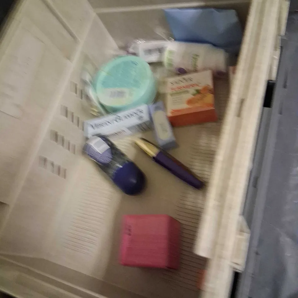 APPROXIMATELY 20 ASSORTED HEALTH AND BEAUTY PRODUCTS TO INCLUDE; LOREAL, SADOER, VESPERRA AND FENJAL