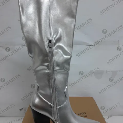 BOXED PAIR OF BOOHOO WIDE FIT CURVED FRONT POINTED TOE METALLIC COWBOY BOOTS IN SILVER - SIZE 4