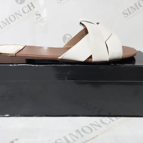 BOXED PAIR OF PRETTY LITTLE THING OPEN TOE FLAT SANDALS IN WHITE SIZE 5