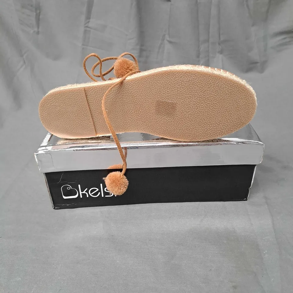 BOX OF APPROXIMATELY 10 PAIRS OF KELSI CLOSED TOE SANDALS IN CAMEL - VARIOUS SIZES 