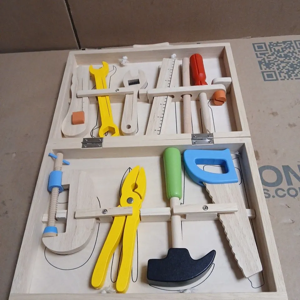 NEW CLASSIC TOYS WOODEN TOOL SET IN CARRY CASE
