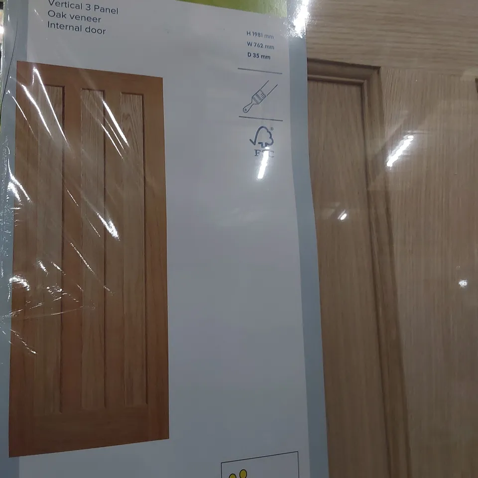 GEOM VERTICAL THREE PANEL OAK VENEER INTERNAL DOOR 1981 × 762mm