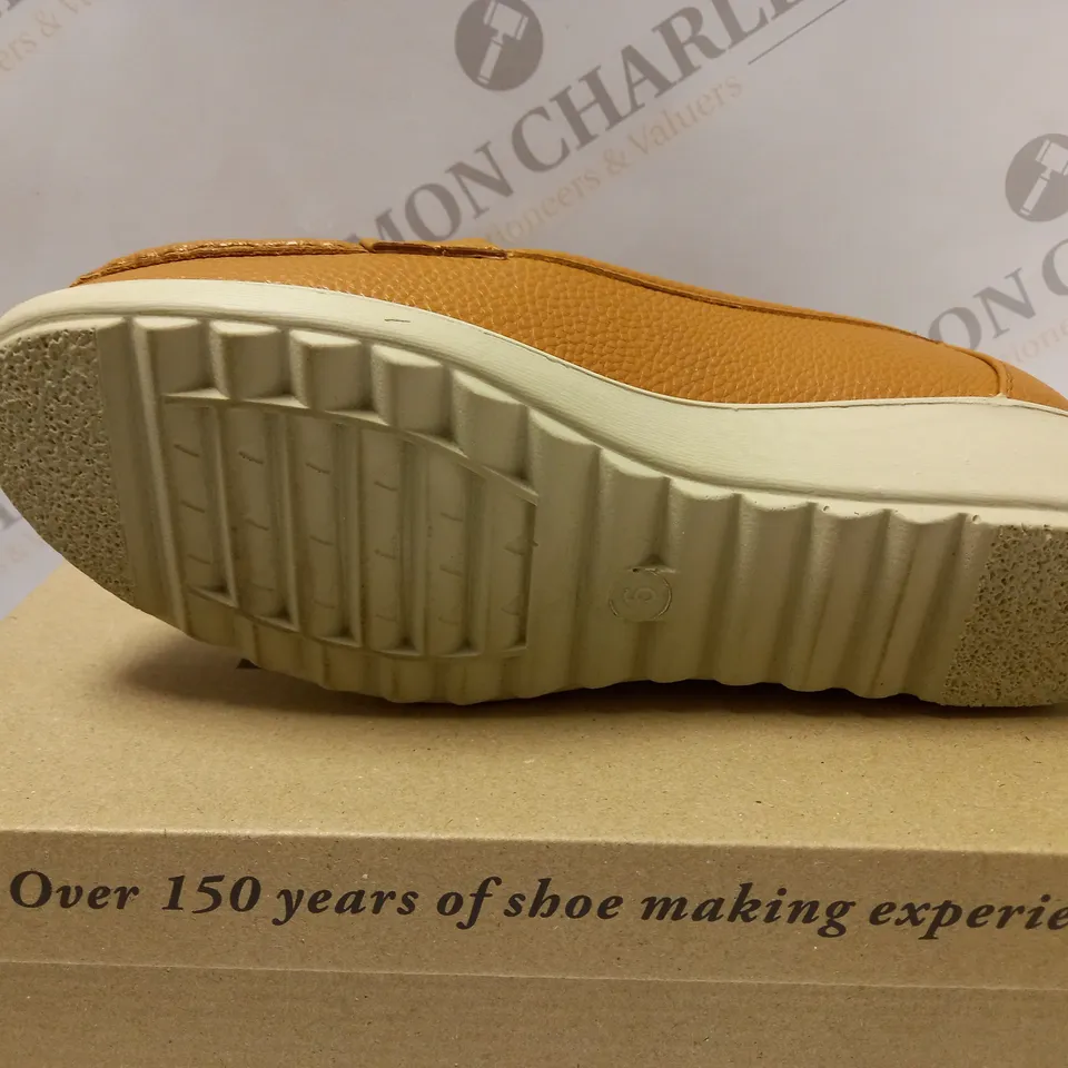 BOXED CUSHION WALK TASSLE LOAFERS, TAN - SIZE 5
