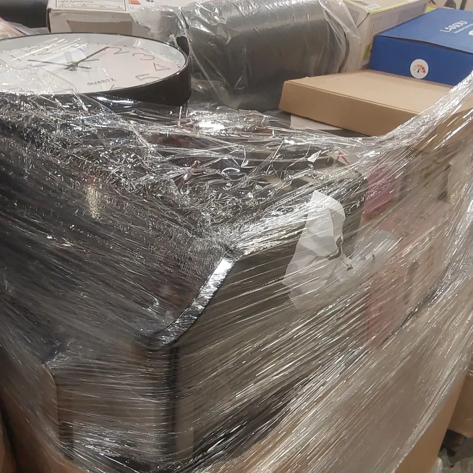 PALLET CONTAINING A VERY LARGE QUANTITY OF ASSORTED ITEMS INCLUDING: AIRFRYER, SILVERCREST HAND BLENDER, AROMATHERAPY DIFFUSER, FILAMENT DRYER, MINI SOWING MACHINE ECT