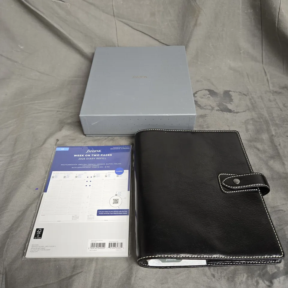 BOXED FILOFAX DIARY IN BLACK WITH REFILL