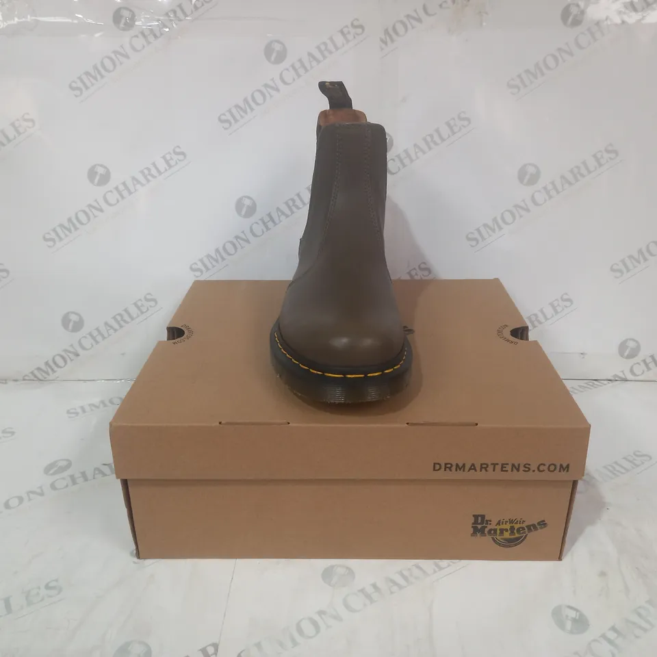 BOXED PAIR OF DR MARTENS 2976 BOOTS IN OLIVE UK SIZE 7