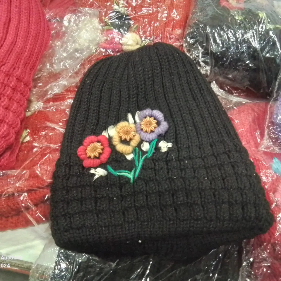 LOT CONTAINING LARGE AMOUNT OF BAGGED WOOLEN HATS IN VARIOUS COLOURS AND DESIGNS 