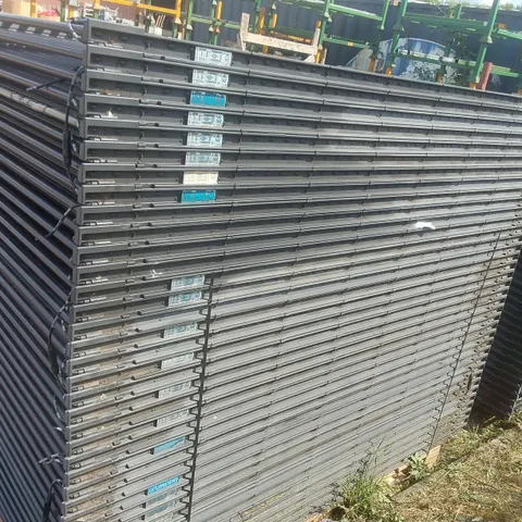 PALLET CONTAINING A VERY LARGE QUANTITY OF SOLAR PANELS 